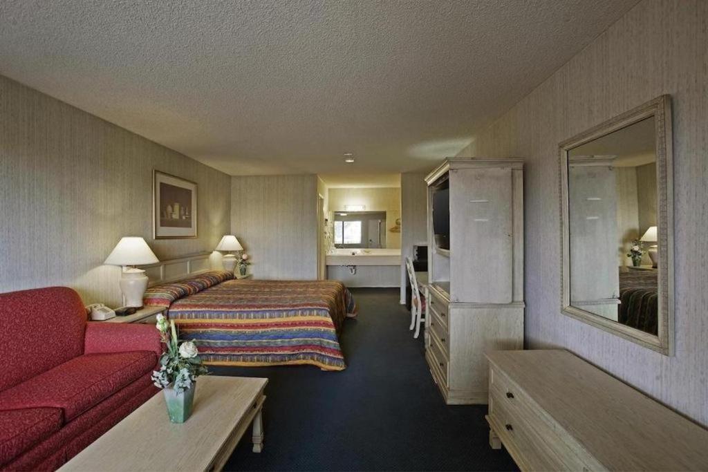 Days Inn By Wyndham Hemet Exterior photo